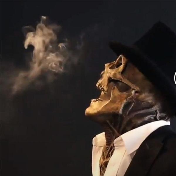 Vue de profil d’un masque squelette réaliste avec mâchoire mobile et chapeau haut-de-forme noir pour Halloween