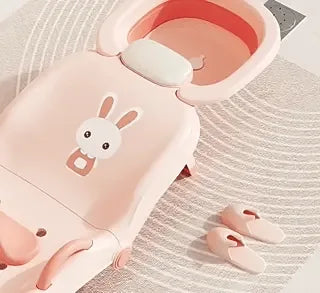 siège de bain bébé avec motif lapin et chaussons décoratifs, design adorable pour les tout-petits