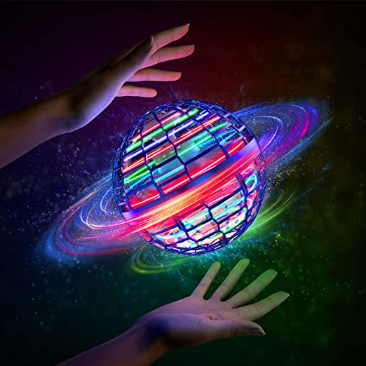 balle boomerang lumineuse Flynova attrapée à deux mains, effets lumineux colorés visibles