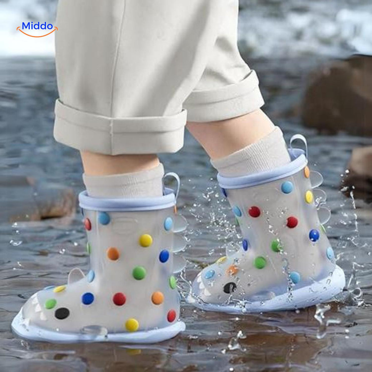 bottes de pluie requin enfant qui joue dans l'eau avec motif pois bleus