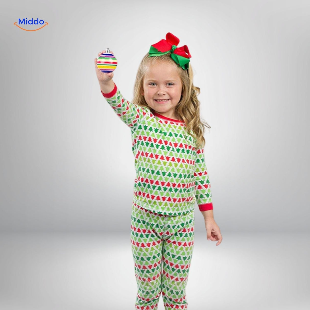 enfant qui tient fièrement une boule de noël diy décorée à la peinture électrique