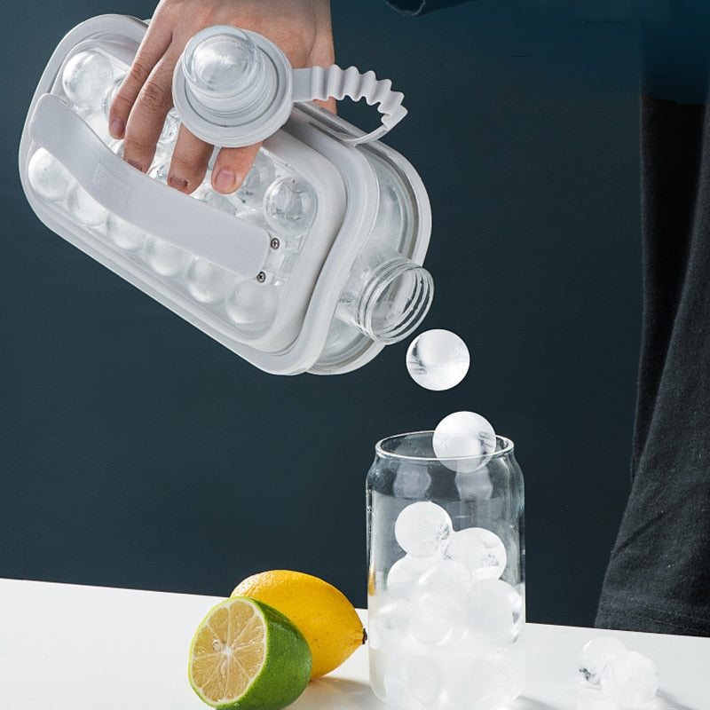 bouteille a boules de glace versant des glaçons ronds dans un verre de boisson fraiche