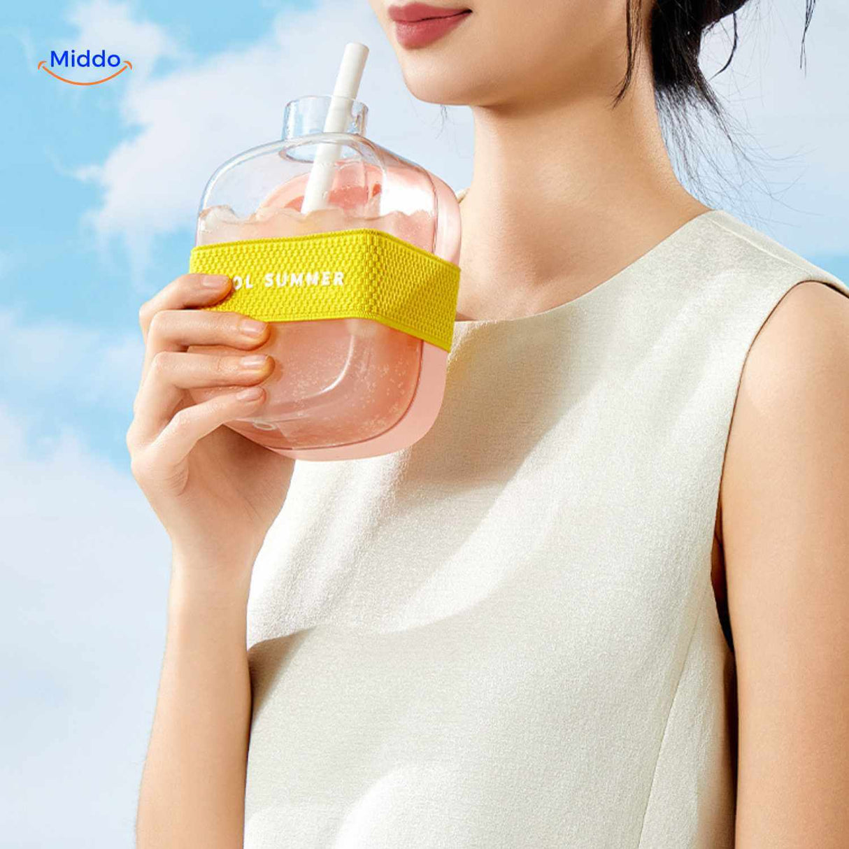 bouteille à glaçons rose portée en bandoulière avec boisson estivale, gros plan lifestyle