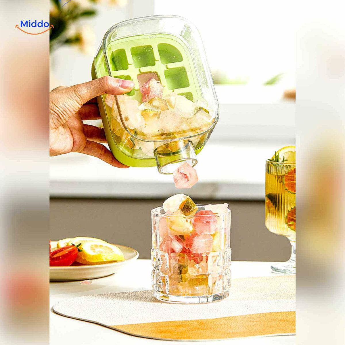bouteille à glaçons verte 2-en-1 en train de verser des glaçons aux fruits dans un verre