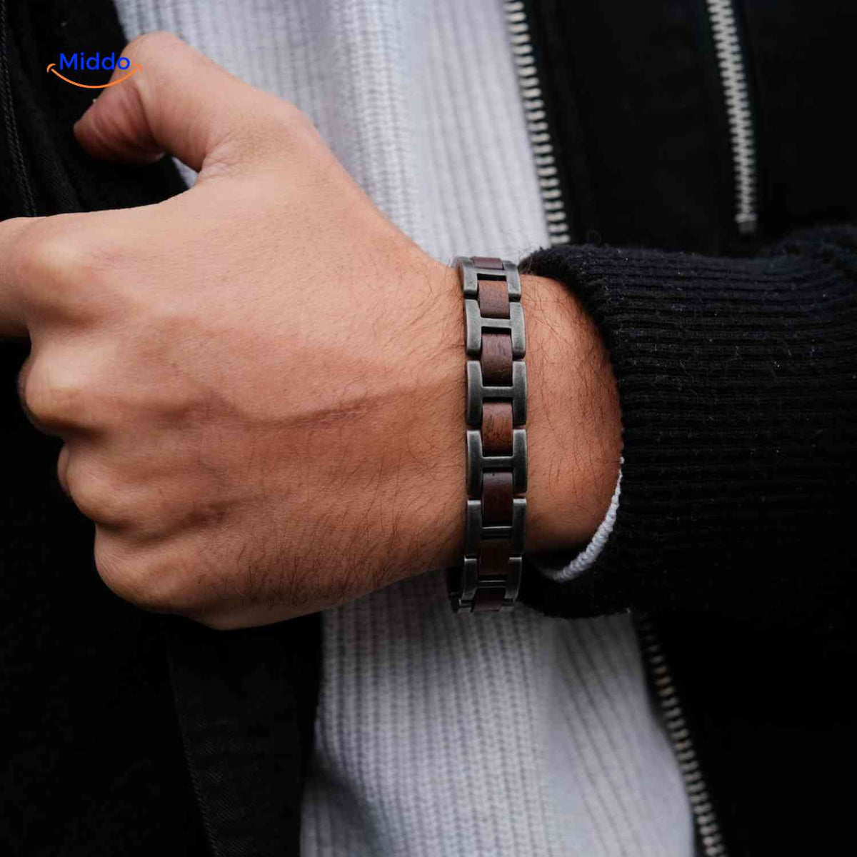 bracelet bois et métal pour homme porté au poignet, design robuste et naturel