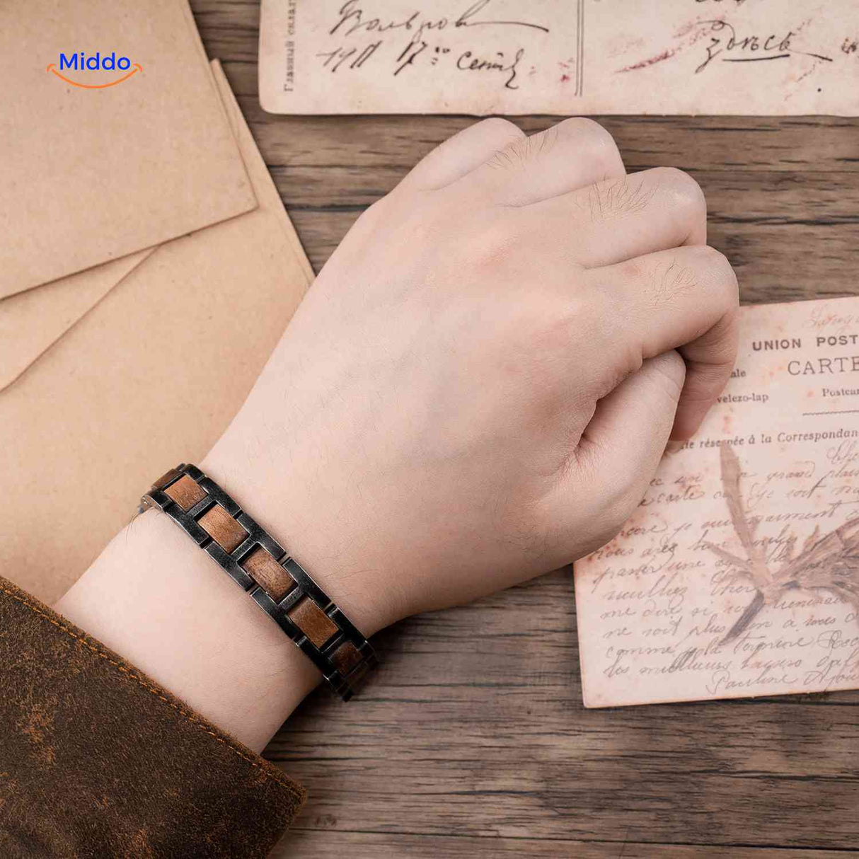 bracelet bois et métal porté au poignet, confort et robustesse au quotidien
