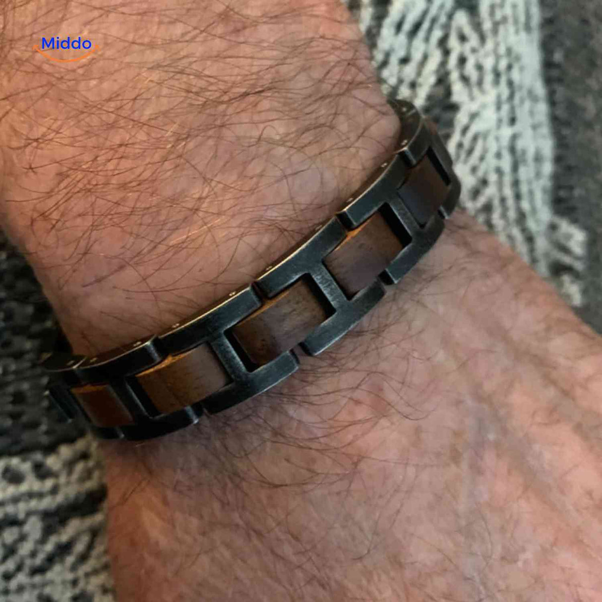bracelet bois et métal porté par un homme, style décontracté et masculin