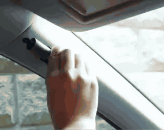 brise-vitre utilisé pour briser une vitre de voiture en situation d'urgence