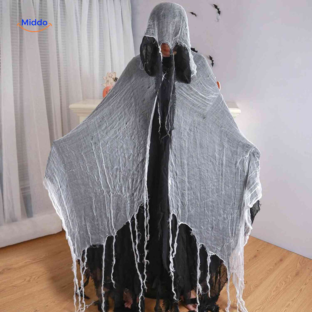 cape d'halloween gris clair avec bords dechires, look fantome spectral pour soiree