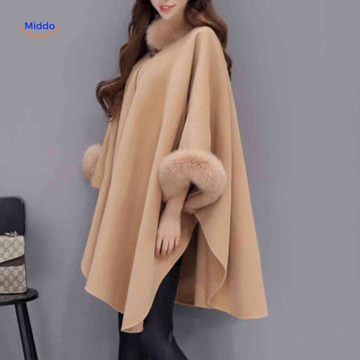 cape-manteau femme avec col et manchettes en fausse fourrure, look hivernal chic