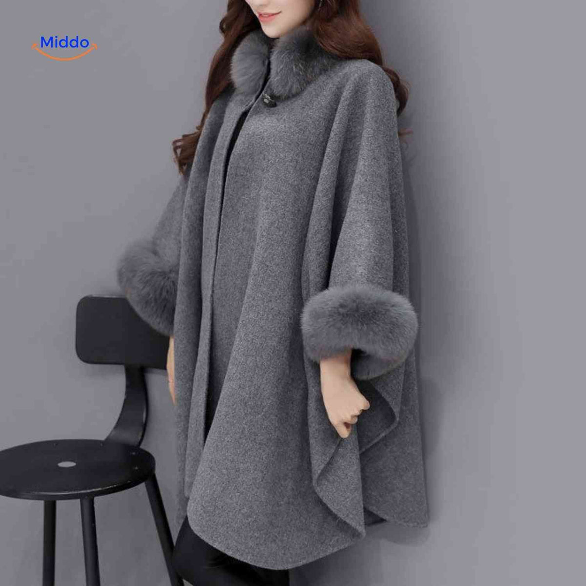 cape-manteau en mélange de laine grise avec col en fausse fourrure, vue de face