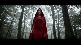 cape velours rouge à capuche portée en forêt, ambiance halloween