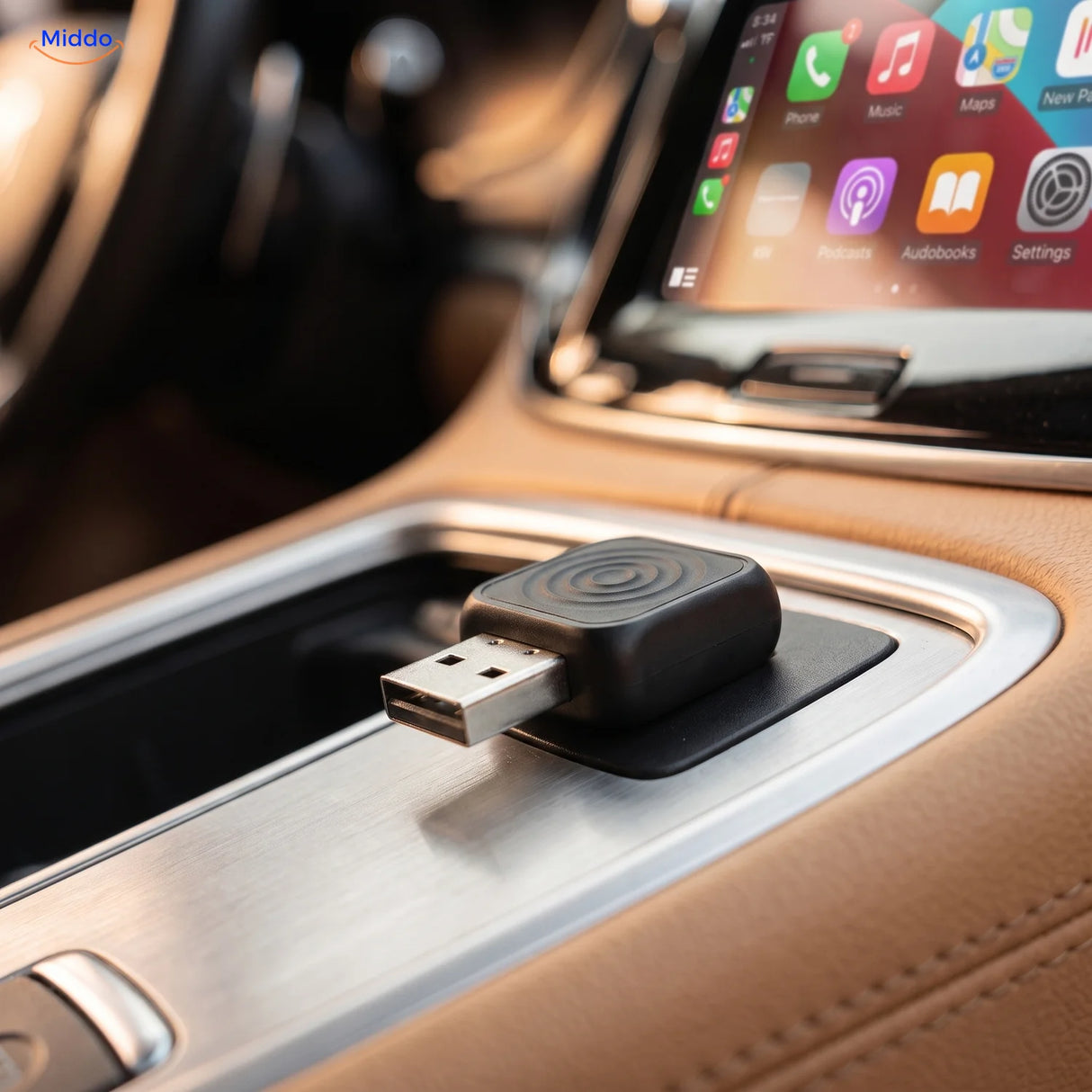 Adaptateur CarLink Pro, fiche USB-A visible, devant l’écran de voiture avec Apple CarPlay