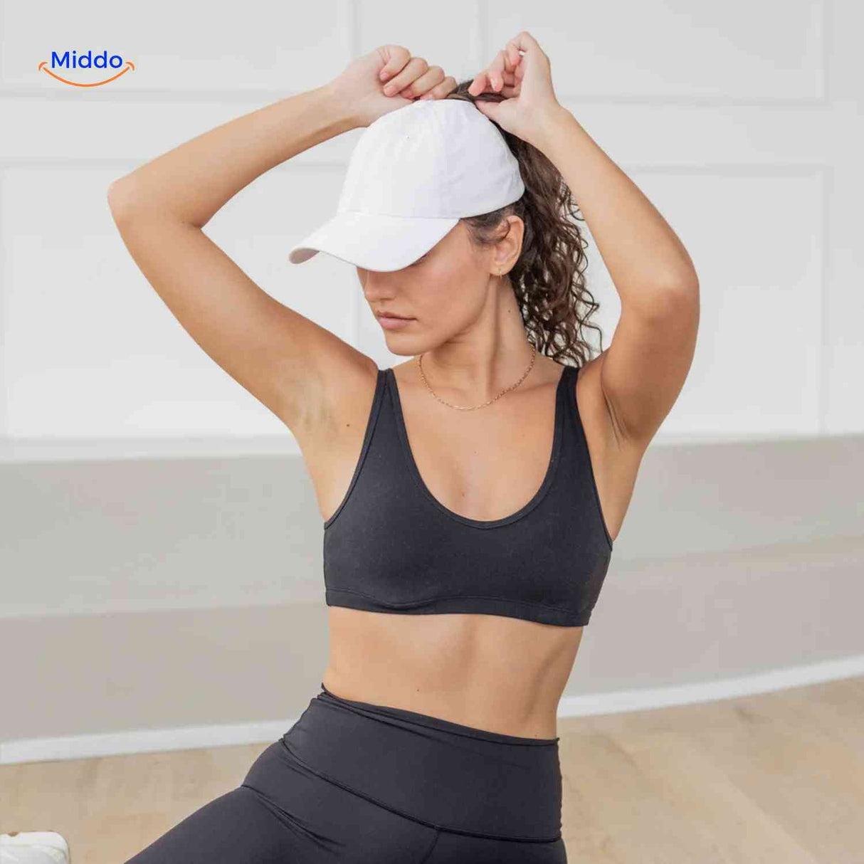 casquette ponytail blanche avec ouverture pour cheveux, look fitness sportif pour femme