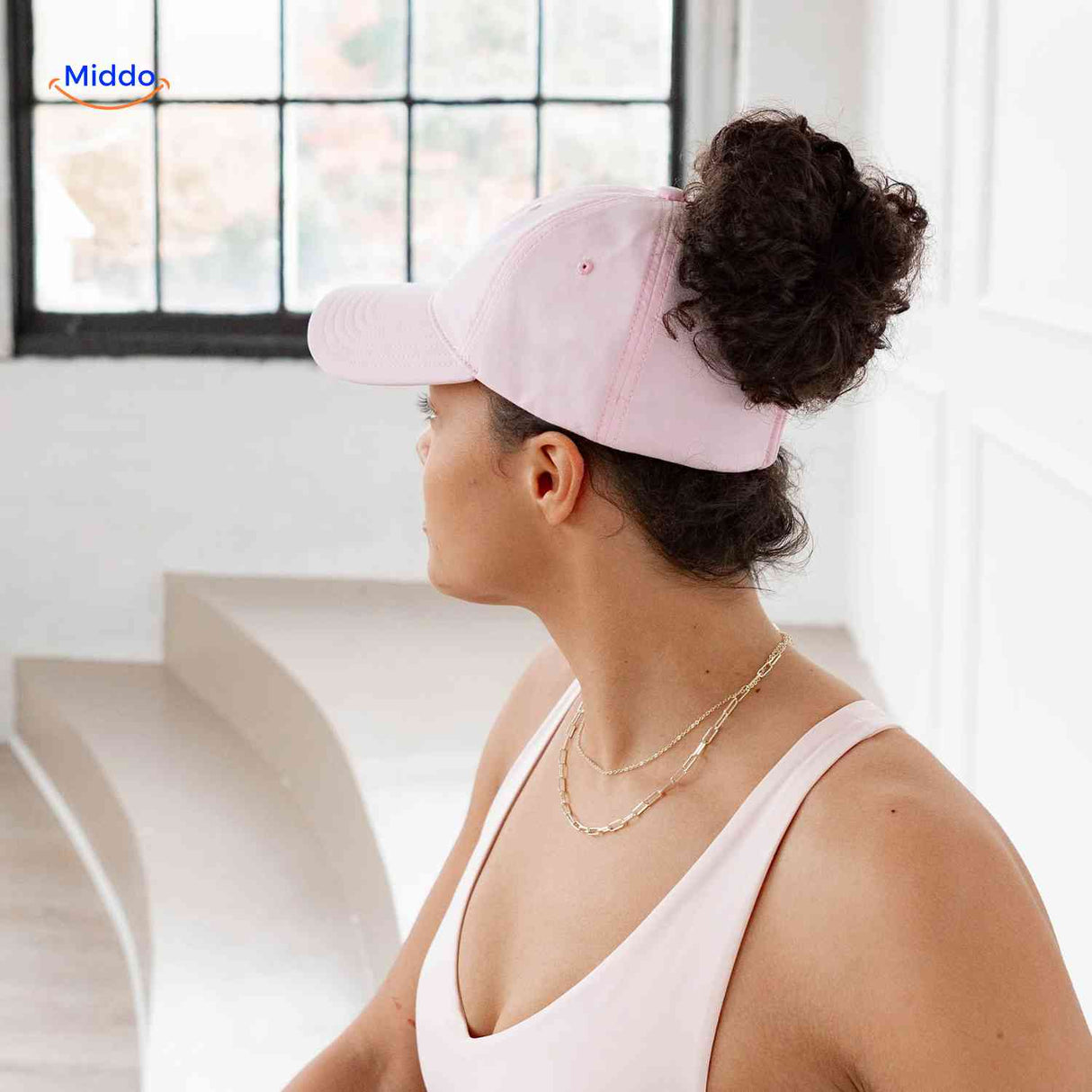 casquette ponytail rose avec ouverture pour chignon haut, style féminin élégant