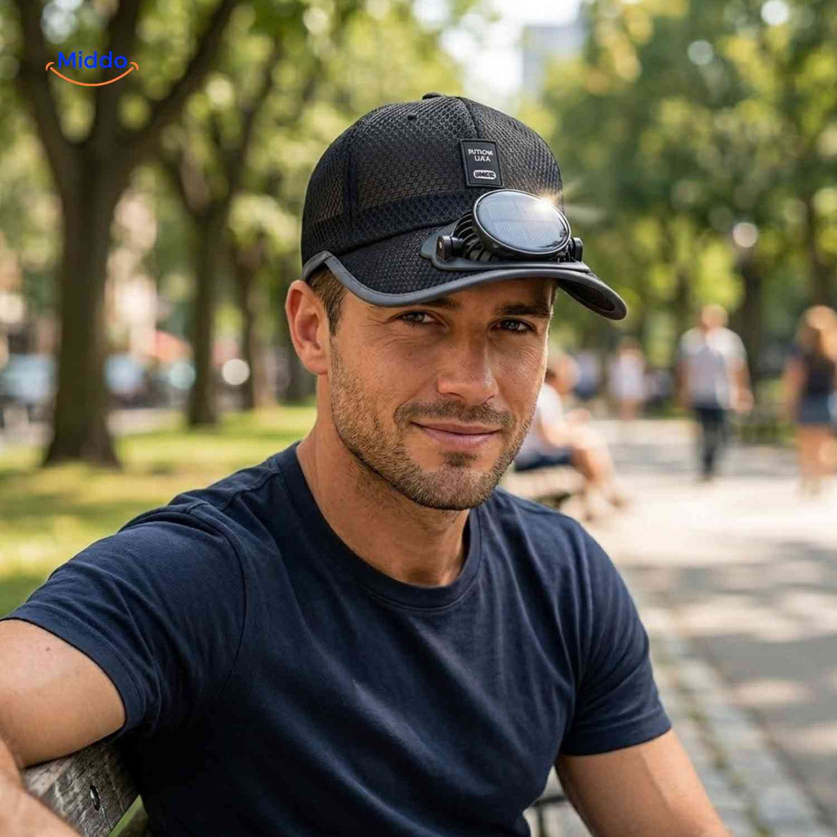 casquette rafraîchissante à ventilateur solaire portée dans un parc en plein air