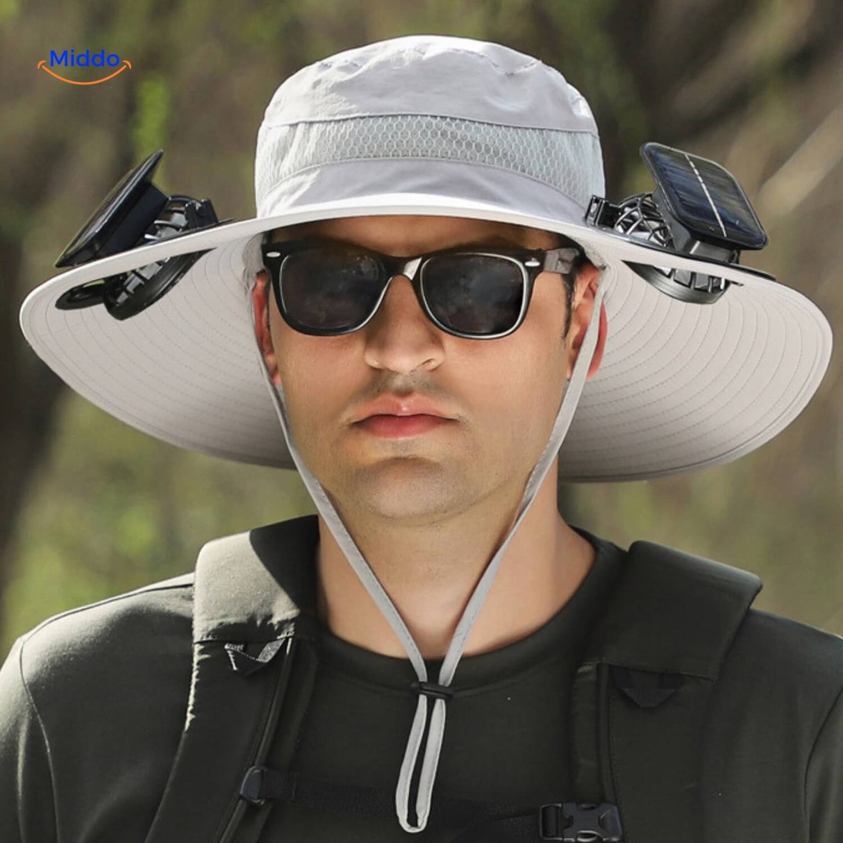 chapeau ventilateur solaire coloris gris clair avec large bord de protection