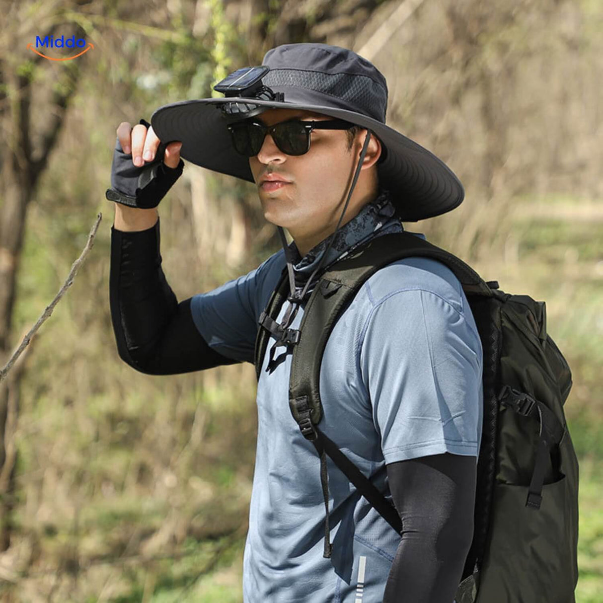 chapeau ventilateur solaire porté en extérieur, idéal pour les activités outdoor par forte chaleur