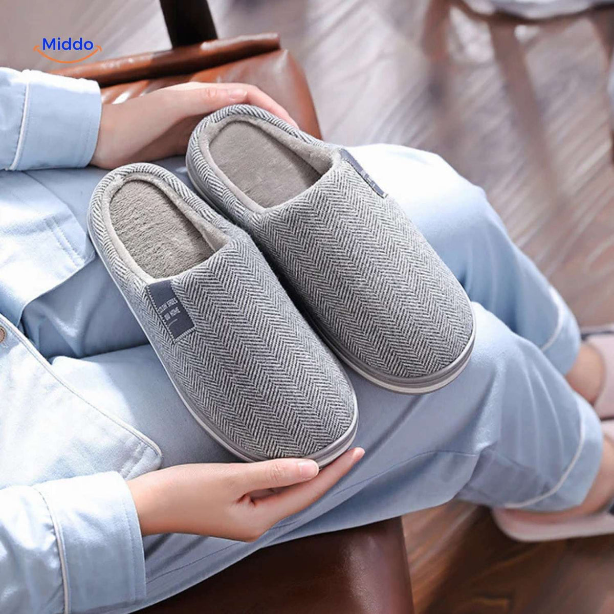 chaussons antidérapants gris en coton doux, vue de face sur fond neutre