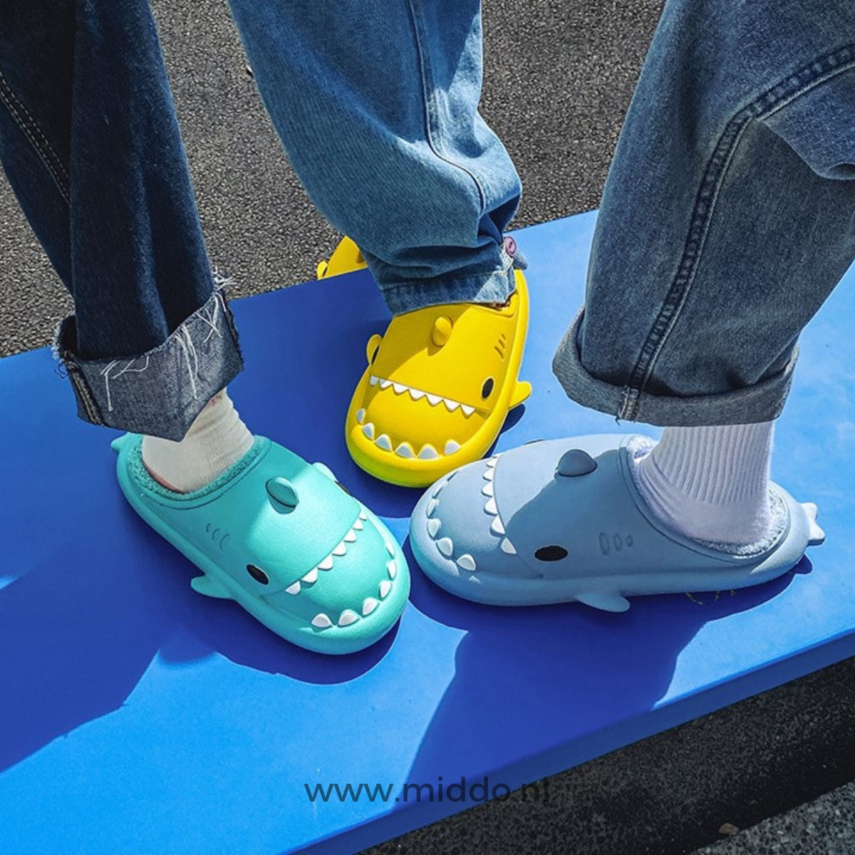 chaussons requin avec doublure peluche ultra-douce disponibles en plusieurs coloris