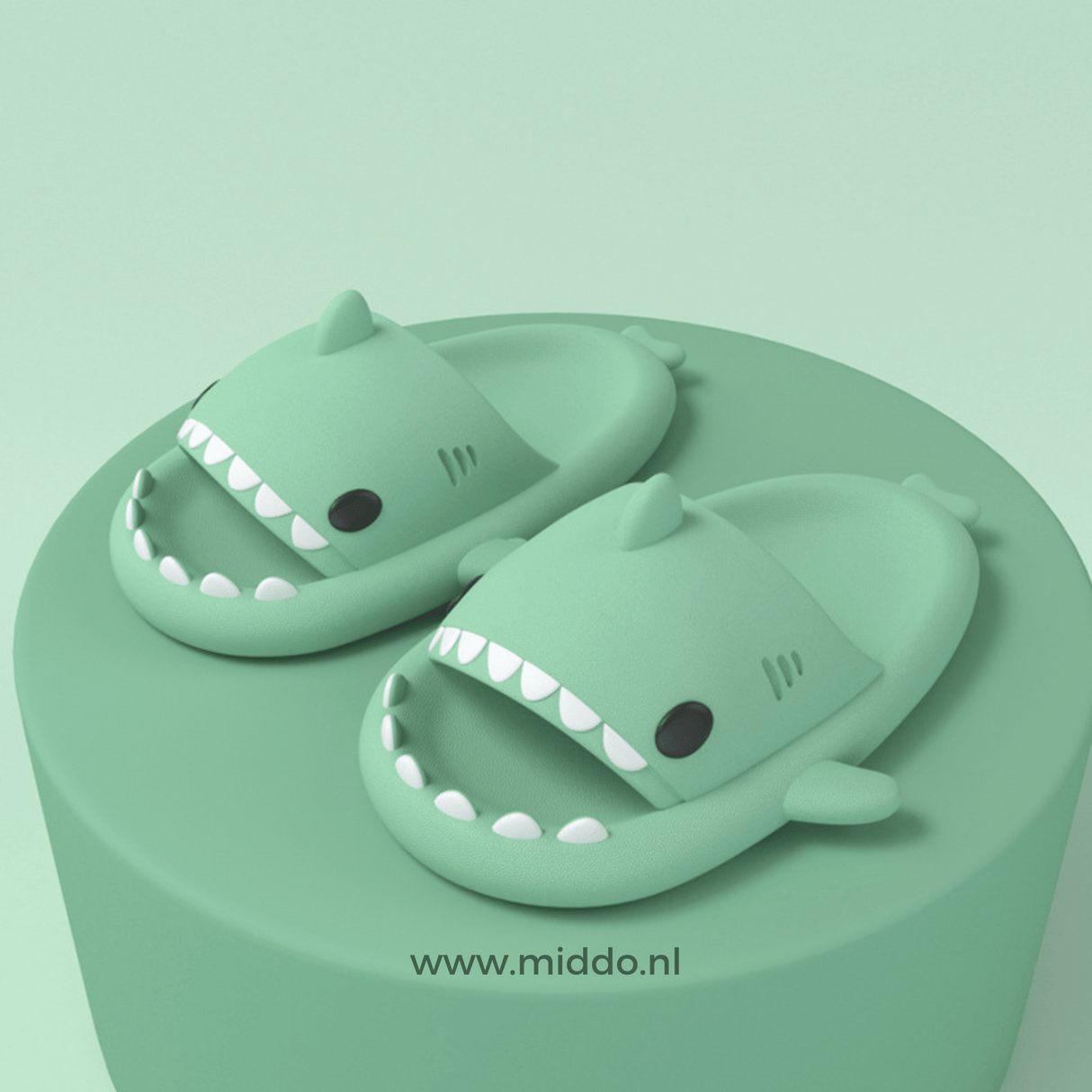 chaussons requin d'été coloris vert pâle présentés sur fond vert pâle assorti