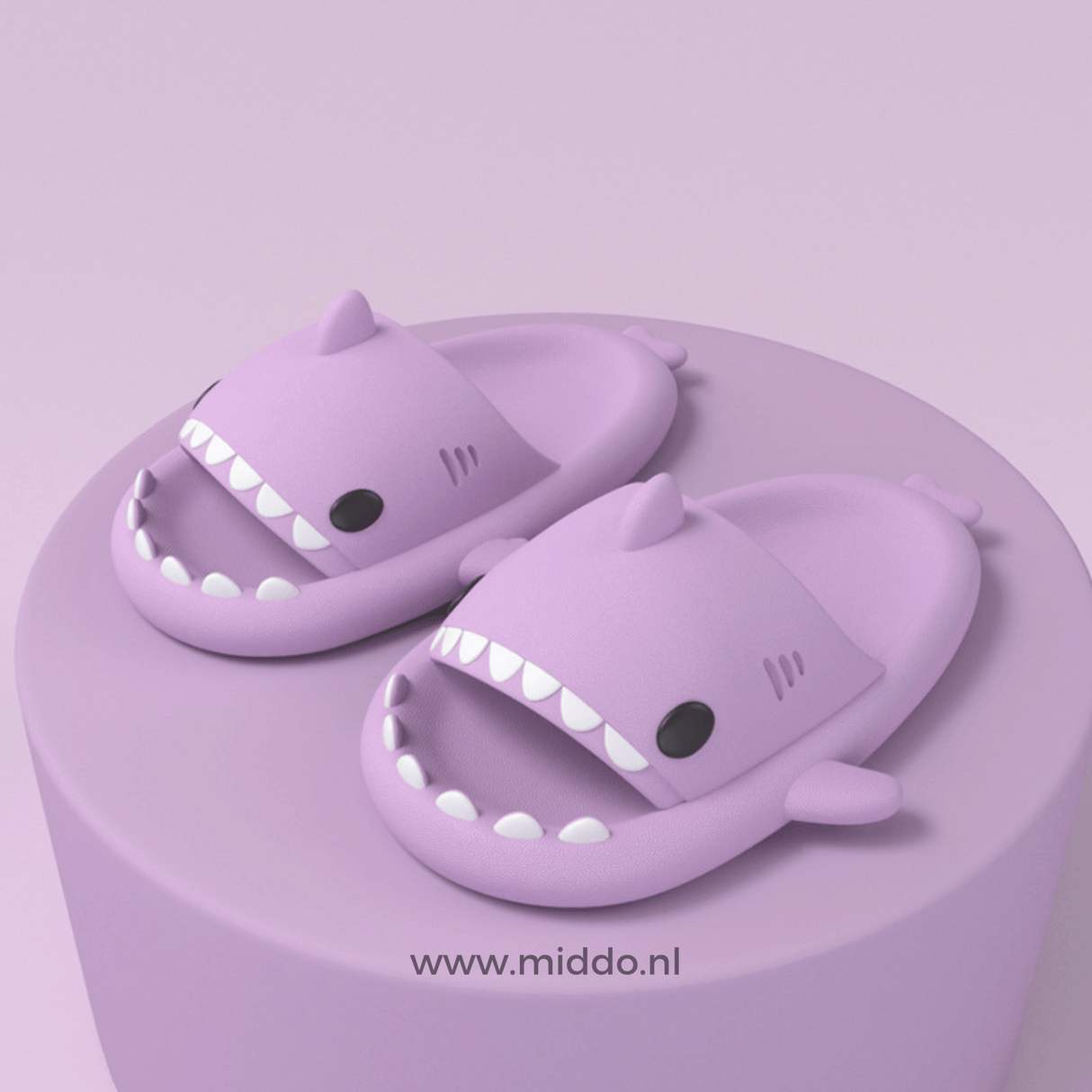 chaussons requin d'été coloris violet présentés sur fond violet assorti