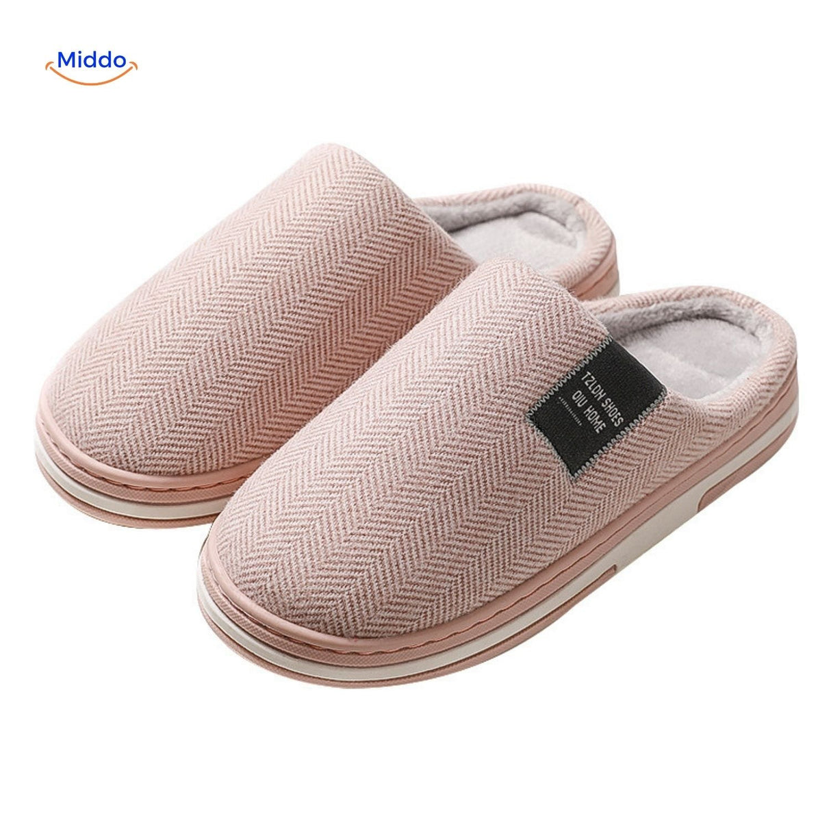 gros plan sur les chaussons rose clair en coton sur fond blanc, finition douce