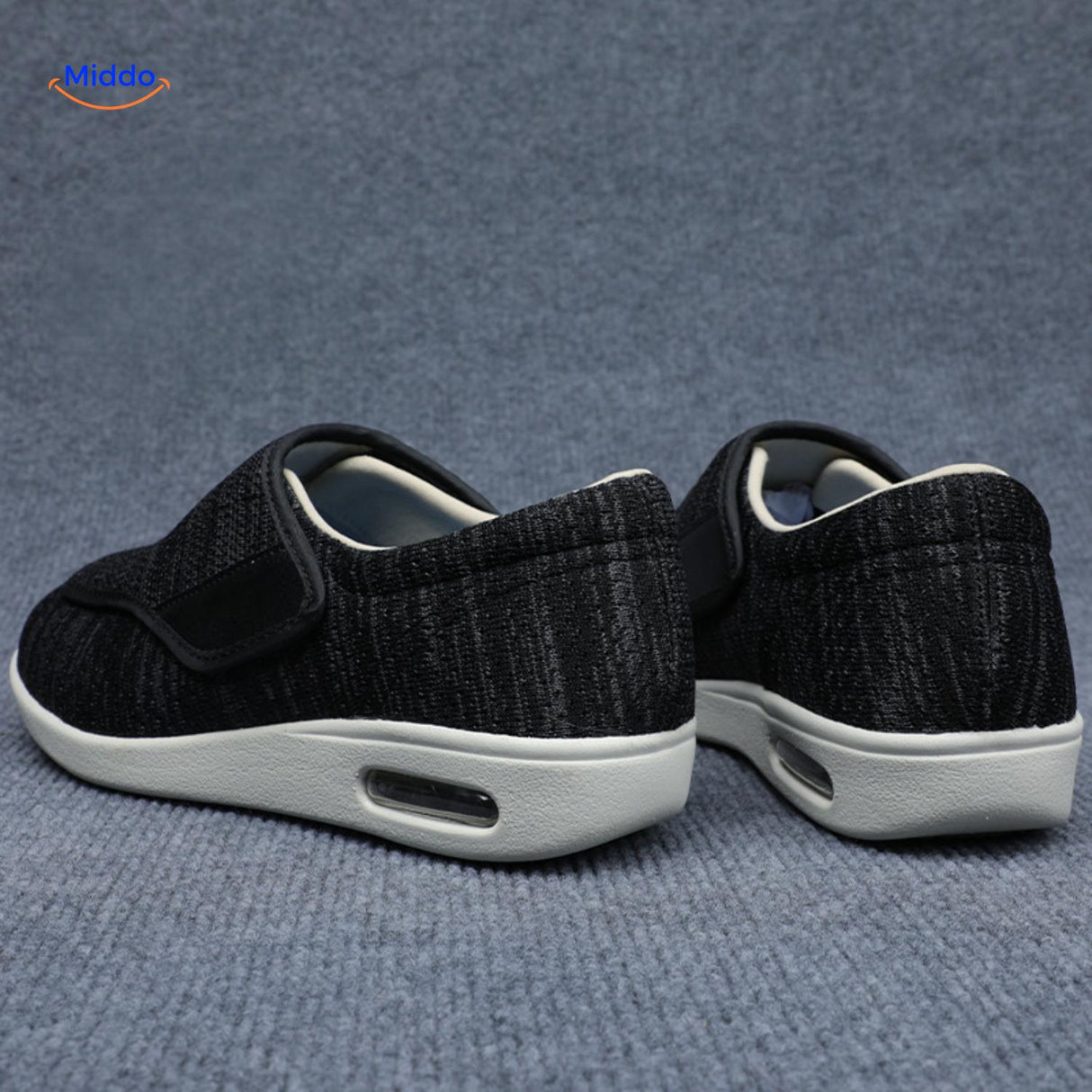 chaussures noires à velcro vues de derrière, montrant la construction solide du talon