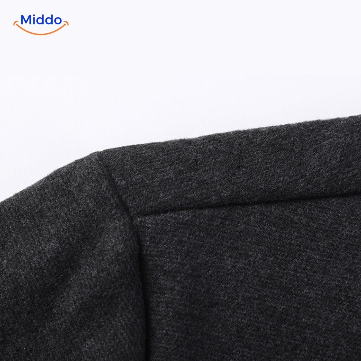 modèle portant la chemise 2-en-1 à rayures grises, style décontracté-chic en situation