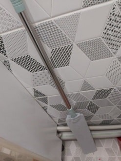 chiffon télescopique extensible utilisé pour nettoyer un mur et le bord du plafond