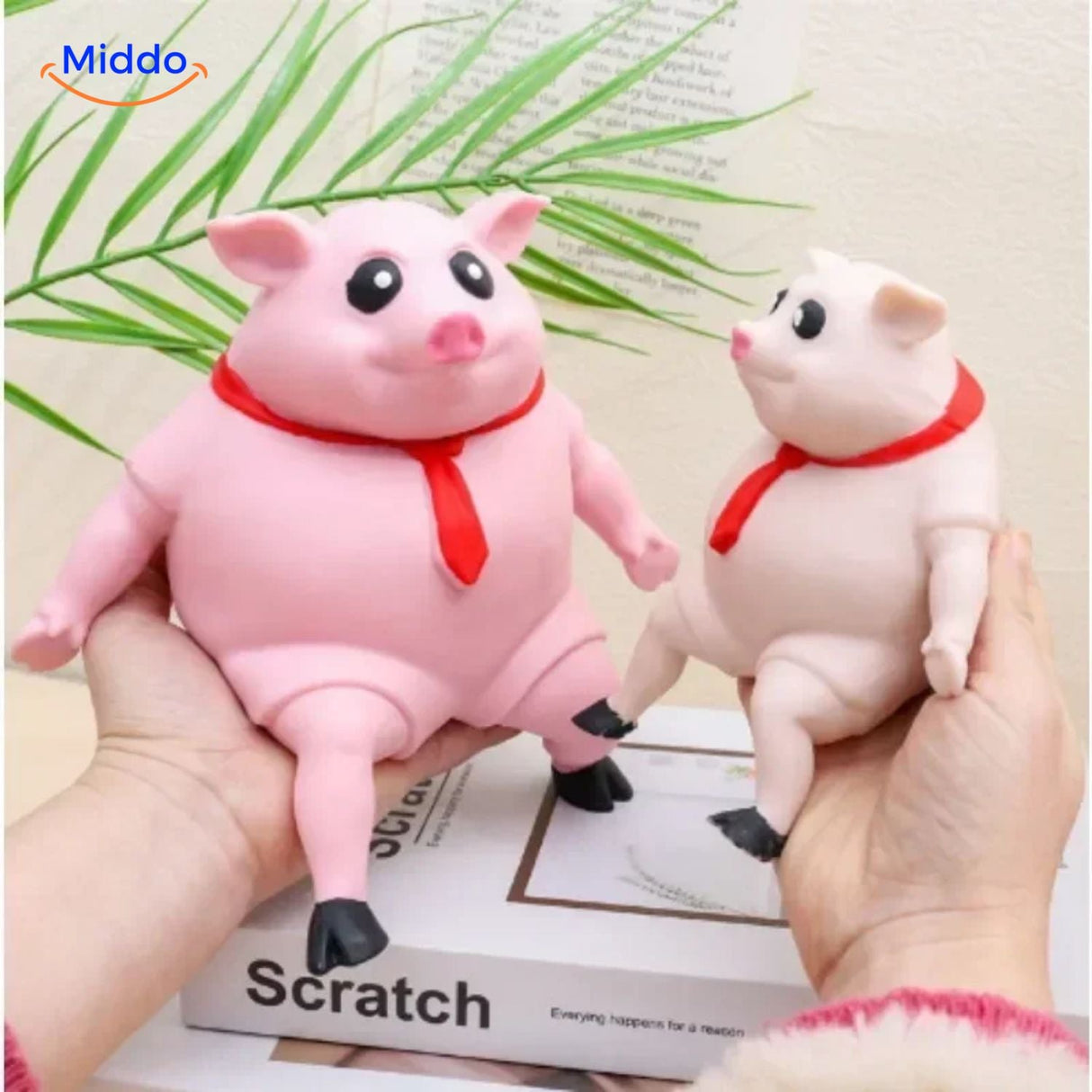 cochon squish rose avec cravate rouge, gros plan sur le design mignon et les détails