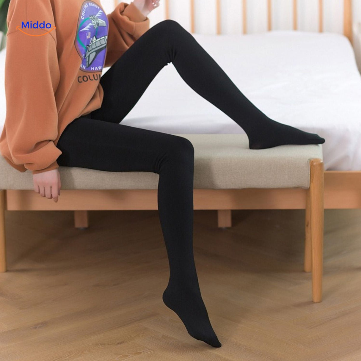 collants thermiques beige et noirs présentés déroulés pour montrer la longueur