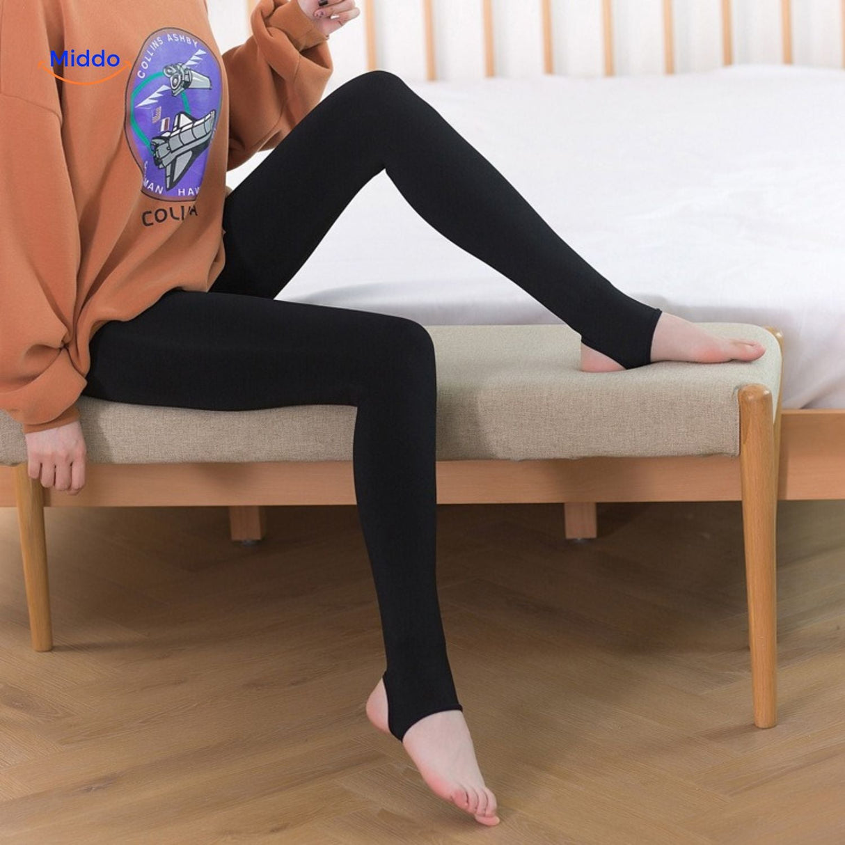 collants thermiques beige et noirs présentés pliés côte à côte