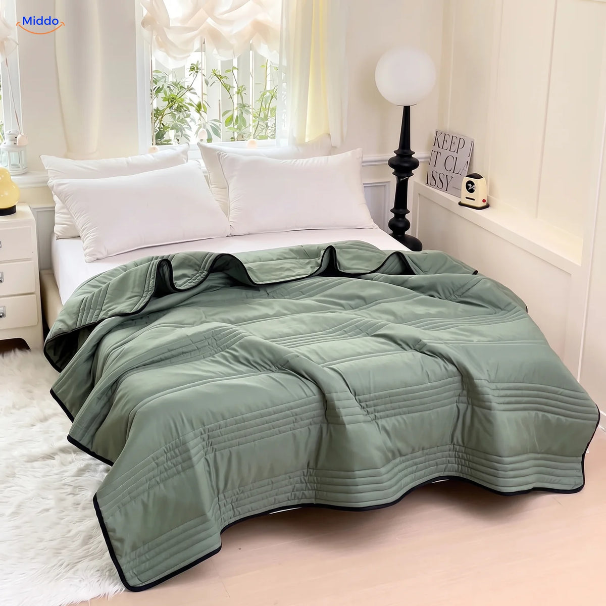 Couverture rafraîchissante Coolwave coloris vert militaire sur un lit fait