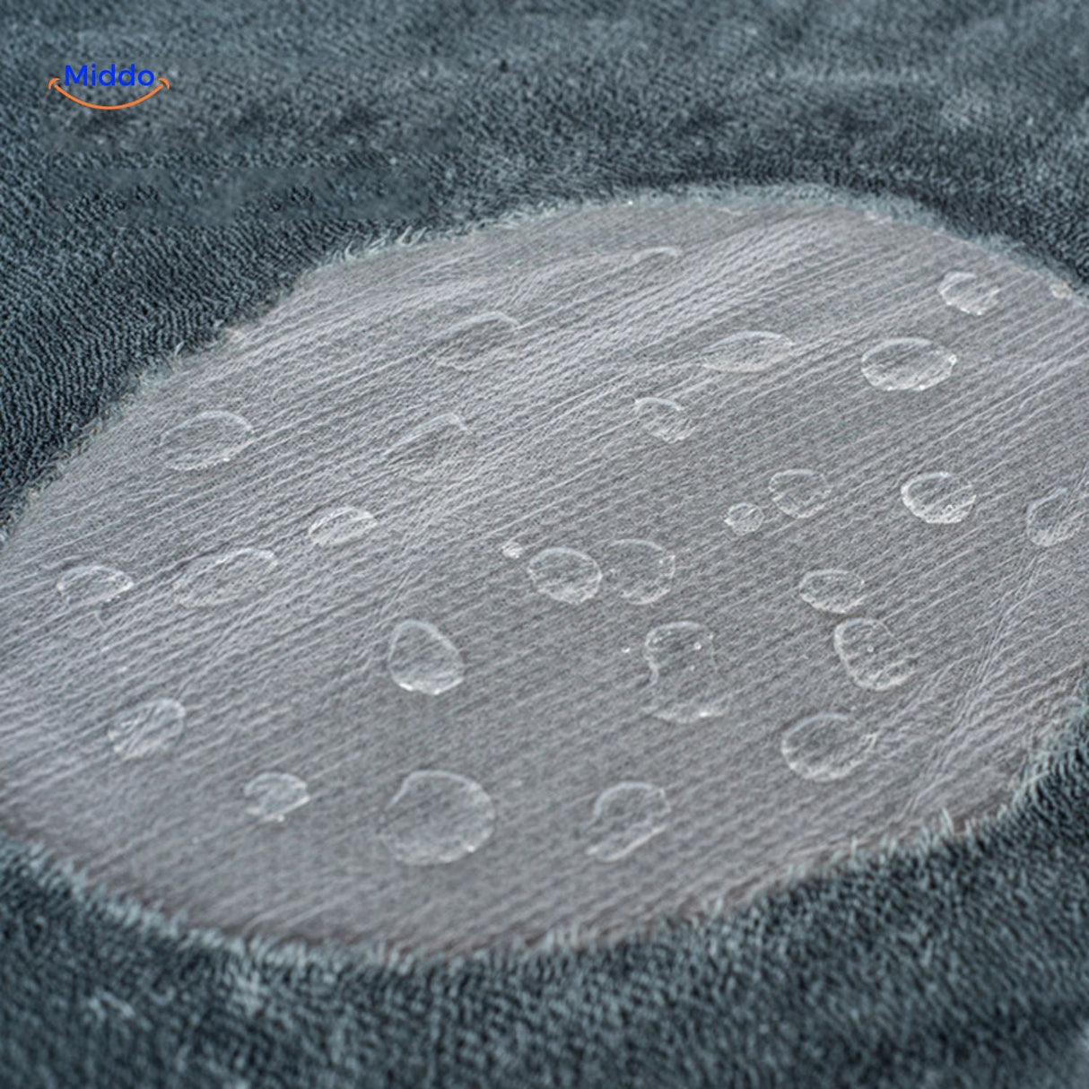 couverture imperméable placée sur le canapé pour protéger contre les liquides et les poils d'animaux