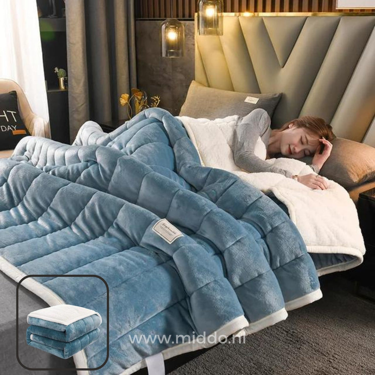 couverture en laine peluche bleue drapée sur un lit, personne endormie au chaud