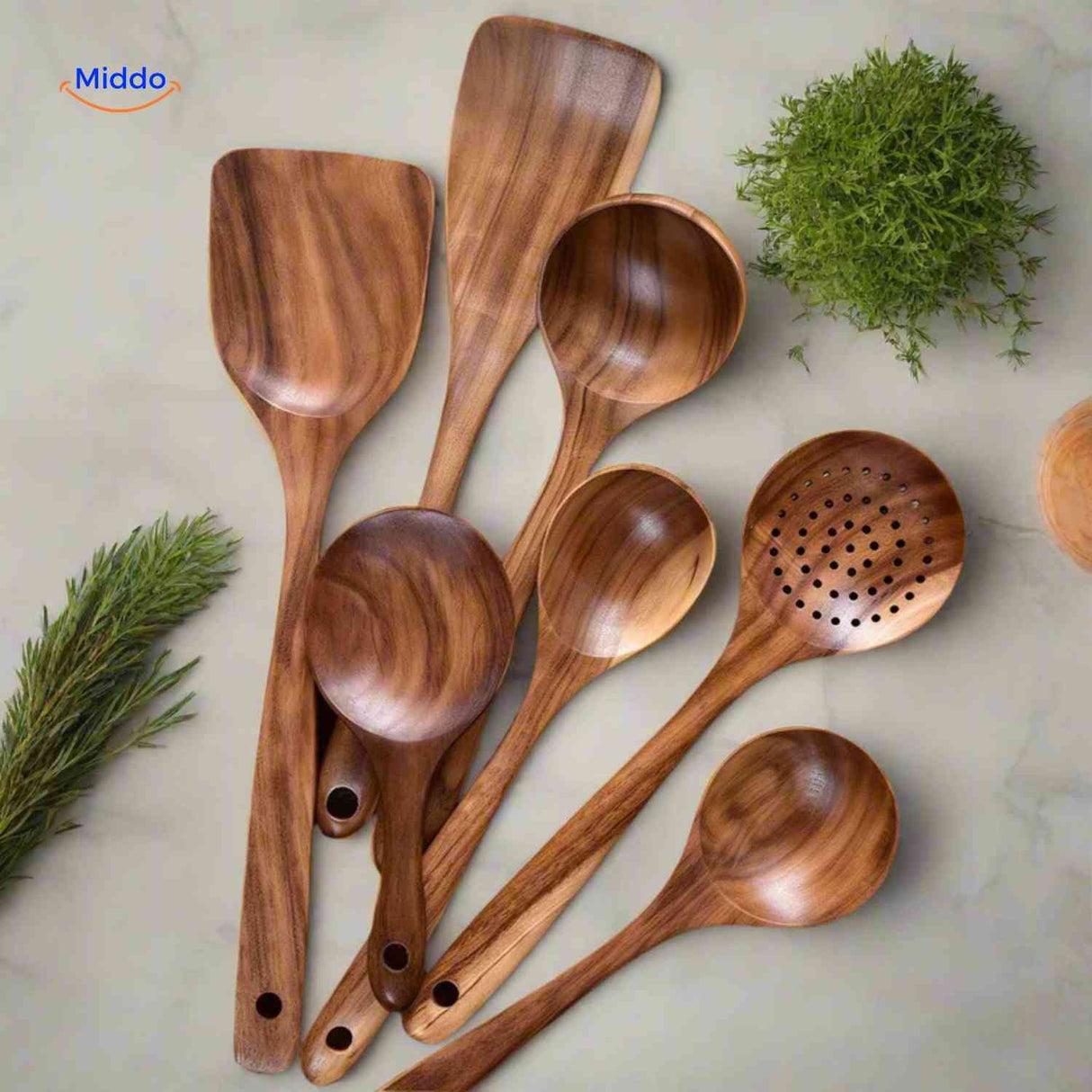 cuillères de cuisine et spatules en bois de teck posées sur une table, vue d'ensemble