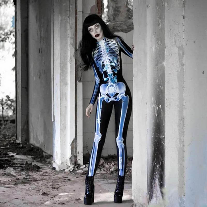 femme portant un déguisement squelette 3d halloween avec perruque noire et talons hauts dans une vieille grange