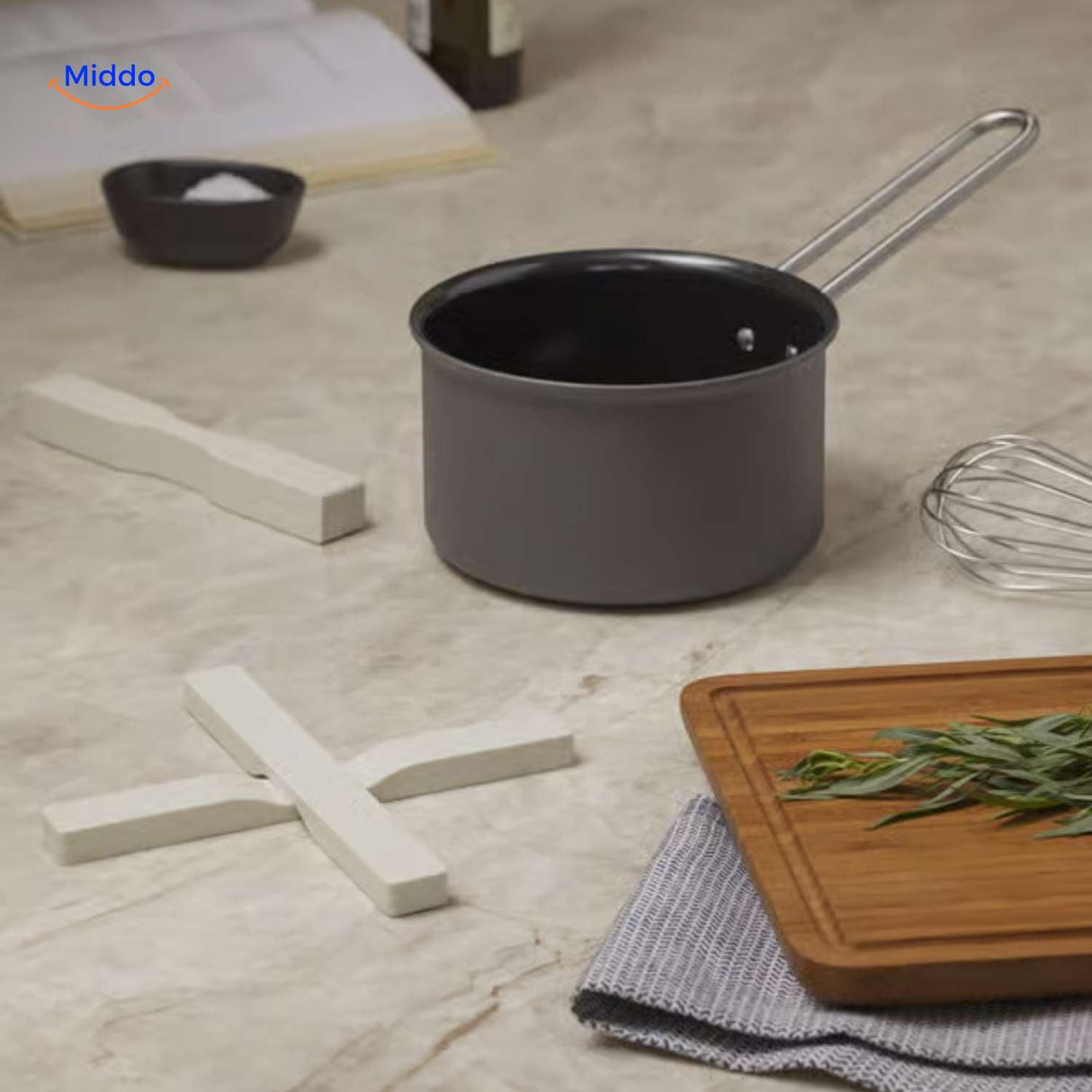 dessous de verre couleur crème sous une cocotte dans une scène de cuisine moderne