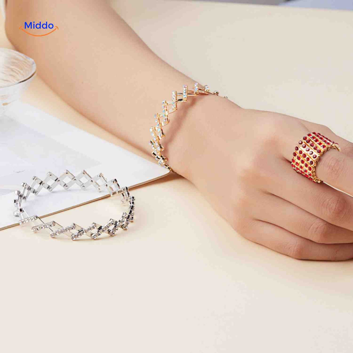 duo argent et rouge : bague réglable et bracelet morphix à strass rouges portés en bijoux assortis