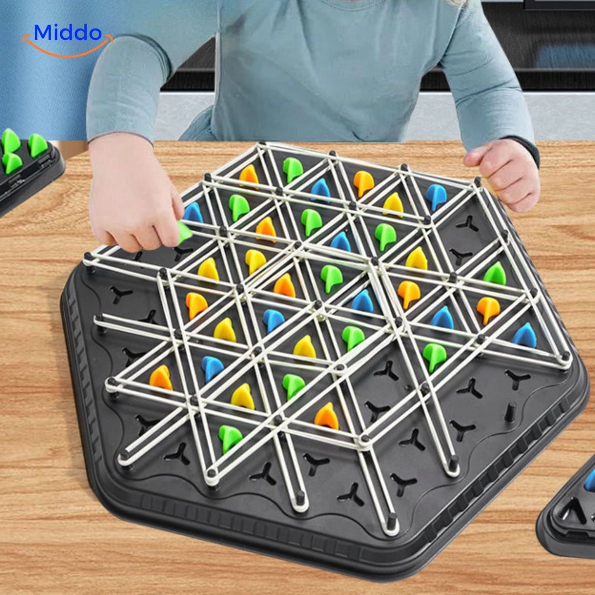 gros plan des pièces triangulaires et élastiques du jeu de réflexion brainflex