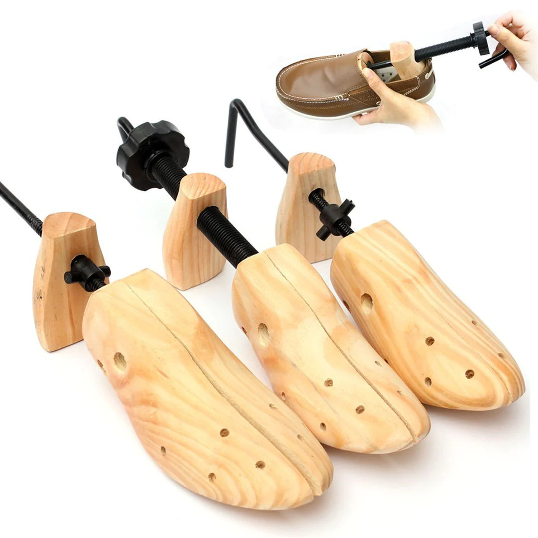 trois embauchoirs en bois avec vis métalliques pour élargir les chaussures trop serrées