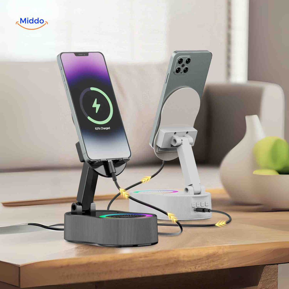 téléphone en charge sur le support à induction de l'enceinte powerbank sans bluetooth