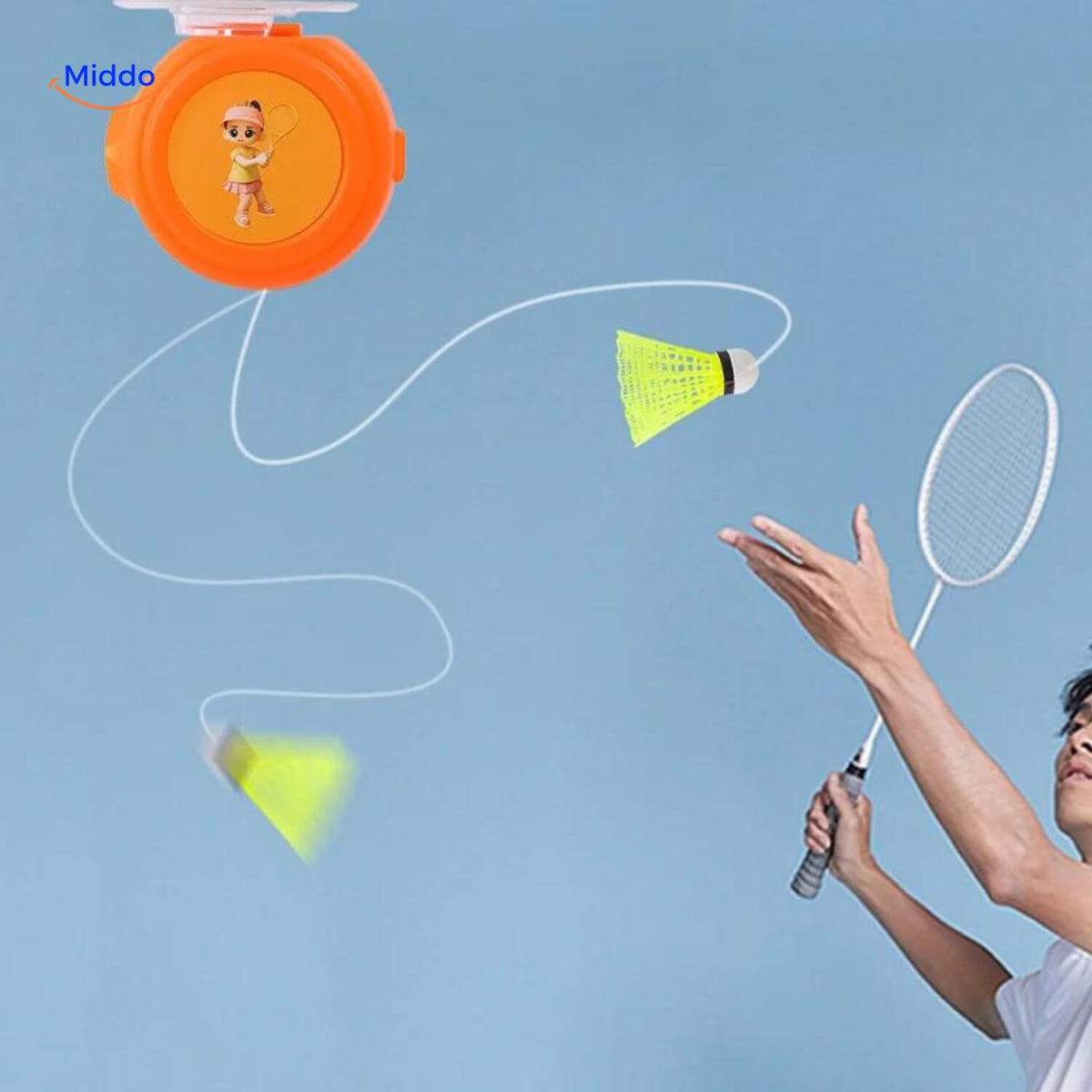 homme jouant au badminton en solo à l'intérieur avec l'entraîneur spinpro