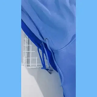 gros plan sur le tissu polaire doux et la capuche du hoodie