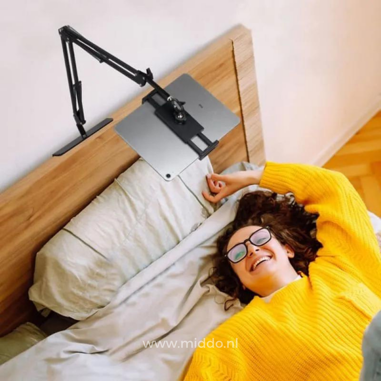 flexarm fixé à la tête de lit permettant de regarder une tablette sans tenir l'écran