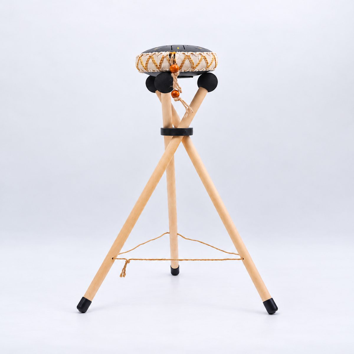 Support en bois Harmonii KlankOase avec petit tambour à titre illustratif, tambour non inclus