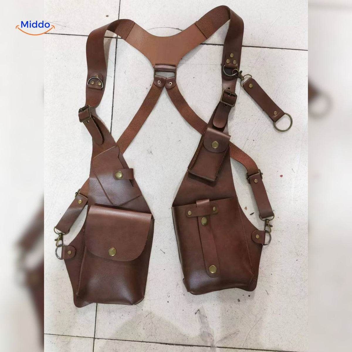 holster épaule steampunk en cuir marron, vue en studio sur fond neutre