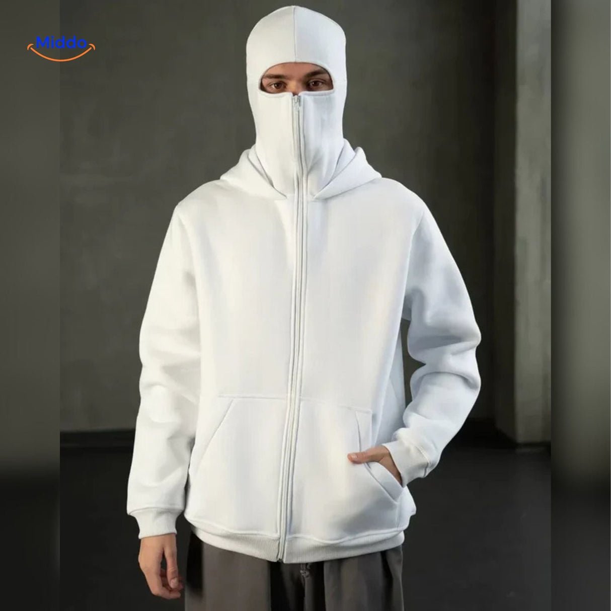 sweat à capuche blanc porté avec style, look décontracté automne unisexe coton confort