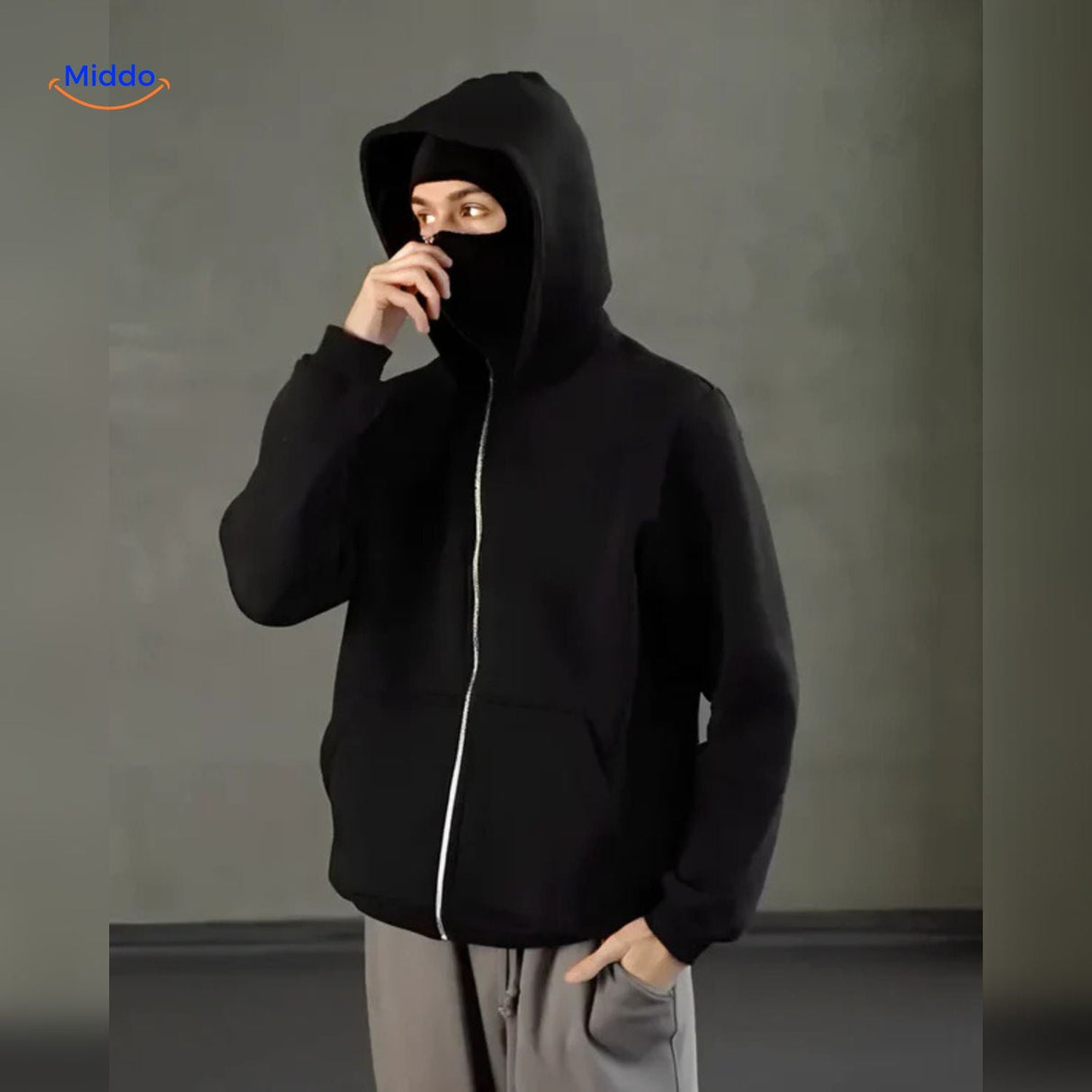 sweat à capuche gris foncé porté avec style, look automne décontracté unisexe coton